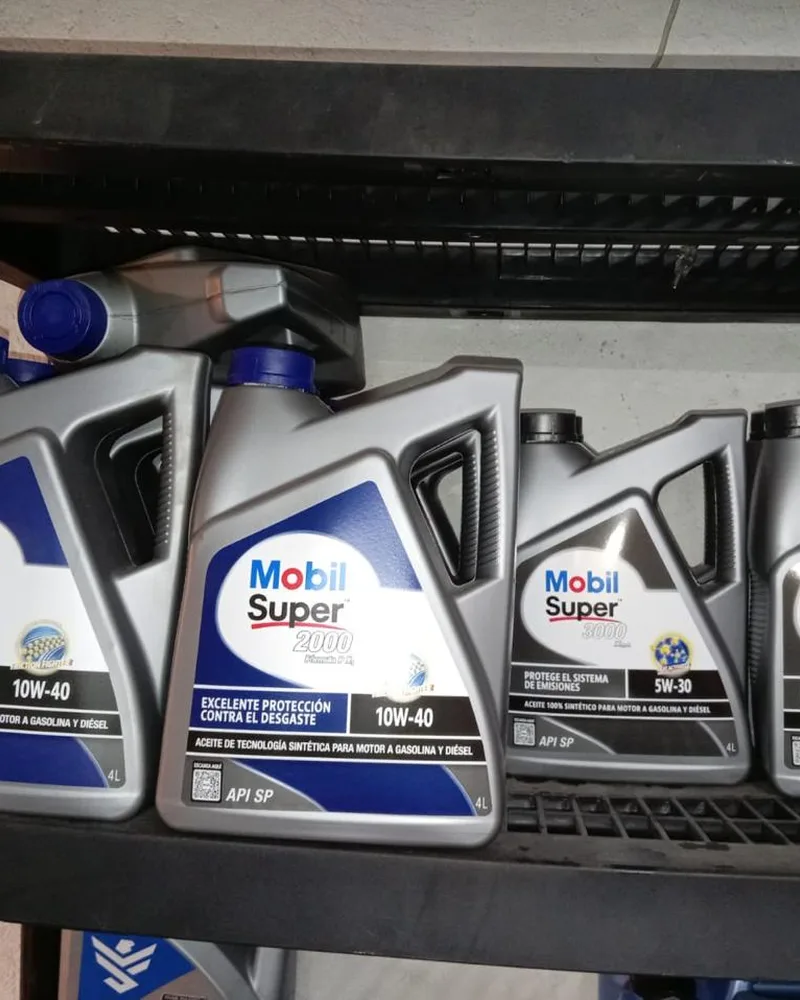 Envases de aceite Mobil Super en los estantes de Servin